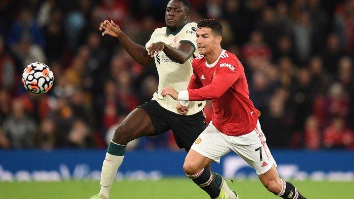Ibrahima Konate vs Cristiano Ronaldo di Liga Inggris antara Manchester United vs Liverpool di Old Trafford di Manchester, barat laut Inggris, pada 24 Oktober 2021.