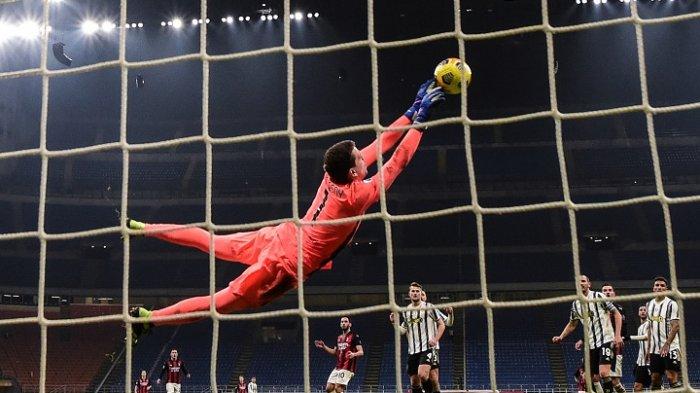 Kiper Juventus Wojciech Szczesny coba menahan laju bola pada  pertandingan sepak bola Serie A Italia AC Milan vs Juventus 6 Januari 2021 di stadion San Siro di Milan.