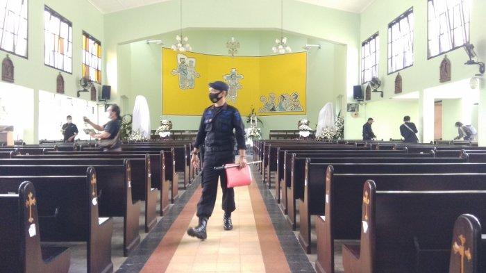 Petugas Kepolisian dari Detasemen Gegana, Brimob Polda DIY, bersama Polres Sleman melaksanakan sterilisasi di gereja Katolik Keluarga Kudus Banteng, Sleman, Yogyakarta, pada Kamis (1/4/2021) siang.