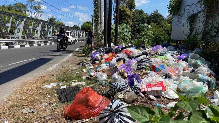 Tumpukan sampah yang tampak di ujung timur jembatan Gembira Loka Zoo, Kota Yogya, Kamis (27/7/2023) siang.
