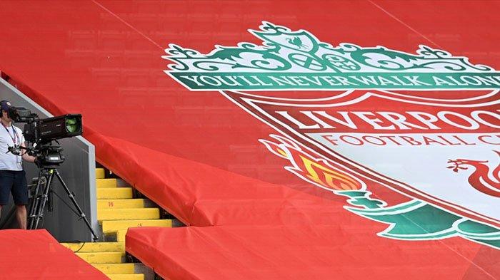 Operator kamera siaran televisi bekerja menjelang pertandingan sepak bola Liga Primer Inggris antara Liverpool dan Crystal Palace di Anfield 24 Juni 2020.