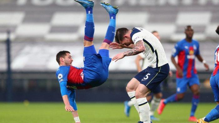 Joel Ward dan Pierre-Emile Hojbjerg di Liga Inggris Tottenham Hotspur vs Crystal Palace di Tottenham Hotspur Stadium di London, pada 7 Maret 2021.