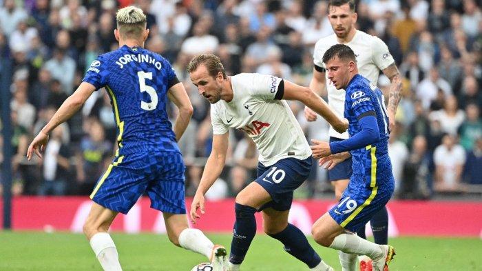 Jorginho dan Mason Mount vs Harry Kane di Liga Inggris antara Tottenham Hotspur vs Chelsea di Stadion Tottenham Hotspur di London, pada 19 September 2021.