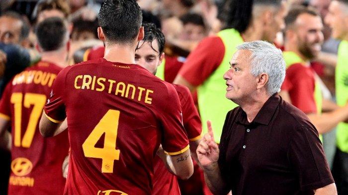 Jose Mourinho berbicara dengan Bryan Cristante di Liga Italia Serie A antara AS Roma vs Sassuolo di stadion Olimpiade di Roma pada 12 September 2021.