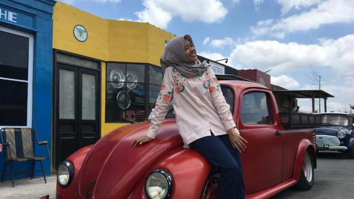 Seorang pengunjung berfoto di spot foto Junk Yard Auto Park, Magelang, beberapa waktu lalu.