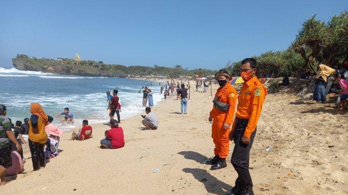 PENYISIRAN: Foto dok. Kantor Basarnas Yogyakarta menyiagakan anggota di sejumlah tempat wisata pantai di Bantul, DI Yogyakarta. Tim gabungan menyisir wilayah pantai di Bantul untuk mencari keberadaan pemilik tas berisi dompet, KTP, dan surat yang ditemukan di Pantai Pandan Payung Bantul pada Minggu (9/2/2025).