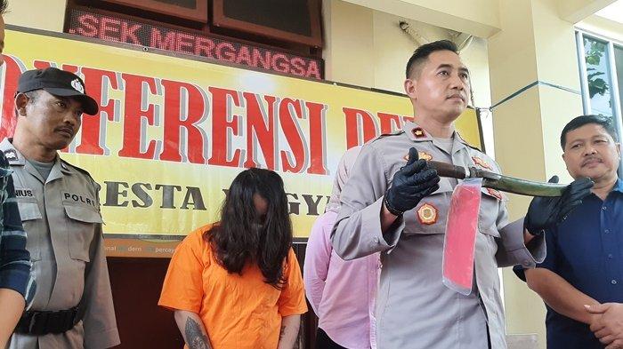 Polisi menunjukkan barang bukti beserta tersangka penganiayaan di Jalan Tamansiswa, Jumat (8/3/2024)