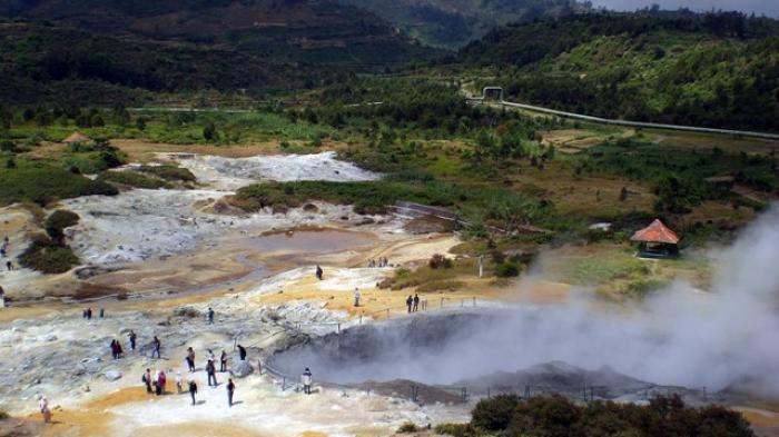 Kawah Sikidang di kawasan Dieng