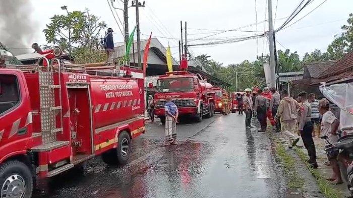 KEBAKARAN PABRIK - Pabrik garmen di wilayah Ngaglik, Sleman terbakar pada Rabu (21/5/2025) dini hari.