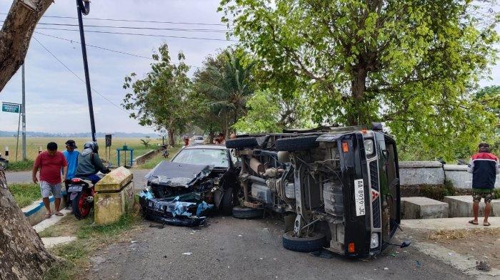 Kondisi mobil sedan dan pick up yang terlibat kecelakaan di Simpang Angkruk Ketip Jalan Purwodadi-Sangubanyu, Desa Jenar Lor, Kecamatan Purwodadi, Kabupaten Purwodadi, Jawa Tengah, pada Senin (31/7/2023). Tiga orang mengalami luka ringan dan dibawa ke Puskesmas terdekat akibat kejadian itu.
