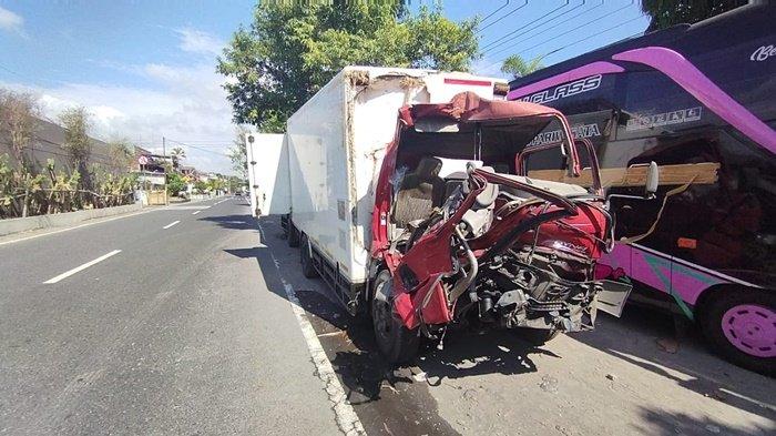 Penampakan truk boks yang terlibat kecelakaan di Jalan Jogja-Solo, Prawatan, Jogonalan, Klaten, Senin (26/6/2023).