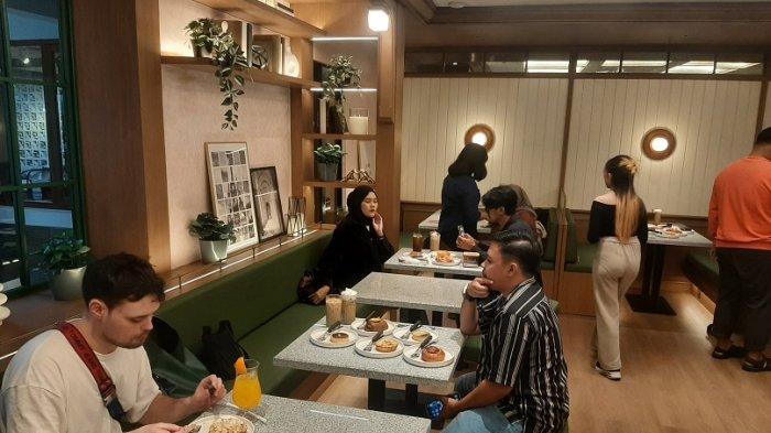 KEDAI BARU AMCO Bakehouse: Dulunya roti kraisan hanya bisa dinikmati bagi mereka yang kebetulan melancong ke Eropa.

Namun seiring berkembangnya zaman, Roti yang berasal dari Perancis ini bisa diakses oleh siapa saja, termasuk warga Yogyakarta