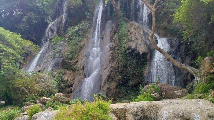 AIR TERJUN : Keindahan Air Terjun Sri Gethuk dengan bebatuan gampingnya, beberapa waktu lalu