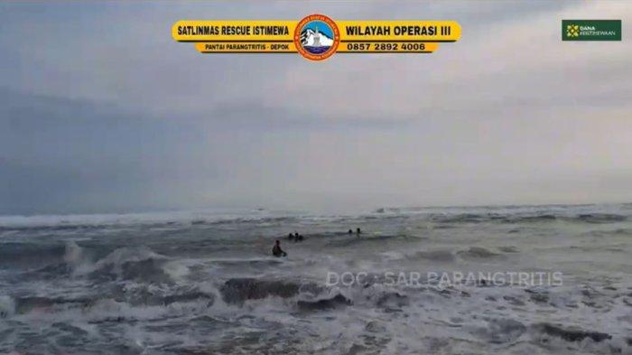 Dua pelajar asal Kabupaten Ciamis, Jawa Barat, terseret arus ombak di Pantai Parangtritis Bantul, DI Yogyakarta, Senin (25/12/2023) sekitar pukul 15.20 WIB.