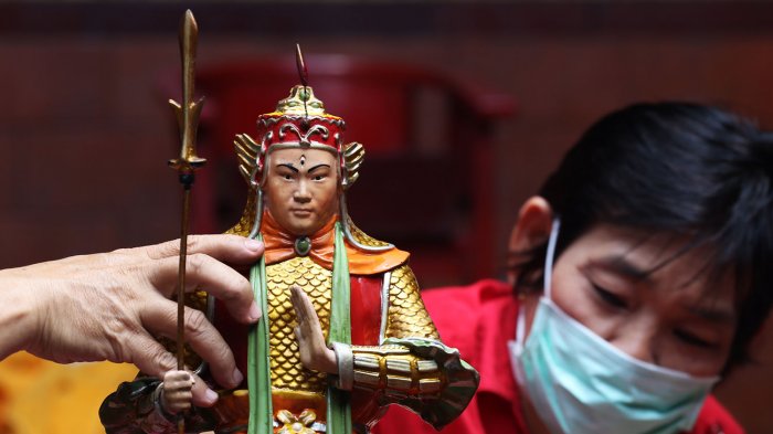 Umat Konghucu membersihkan patung dewa di Klenteng Fuk Ling Miau, Gondomanan, Yogyakarta, Jumat (9/2). Pembersihan puluhan patung dewa dan area klenteng itu menjadi persiapan menyambut Tahun Baru China atau Imlek 2569.
TRIBUNJOGJA/Bramasto Adhy