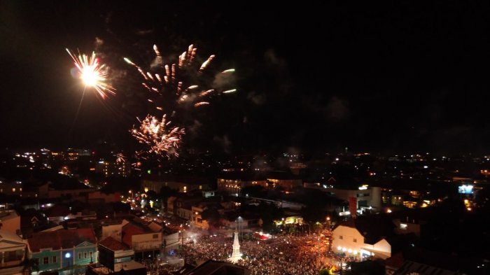 Pesta kembang api Tugu Paal Putih Yogyakarta