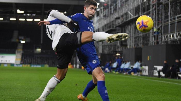 Kenny Tete dan Christian Pulisic di Liga Inggris Fulham vs Chelsea di Craven Cottage di London pada 16 Januari 2021.