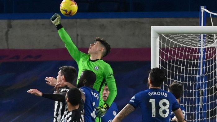Kepa Arrizabalaga meninju bola di Liga Inggris Chelsea vs Newcastle United di Stamford Bridge di London pada 15 Februari 2021.