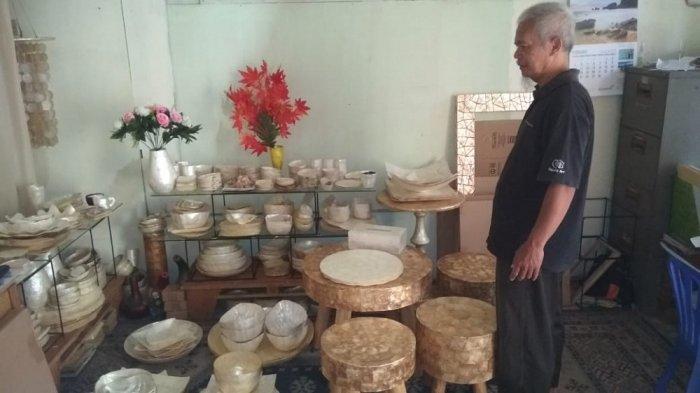 Produk kerajinan kerang laminasi milik Prajoko (55), warga Trunan, Kota Magelang, sisa hewan laut yang diolah menjadi kerajinan yang memiliki nilai ekonomi dan seni yang tinggi. Produk tersebut bahkan diminati dan banyak dicari oleh masyarakat mancanegara.