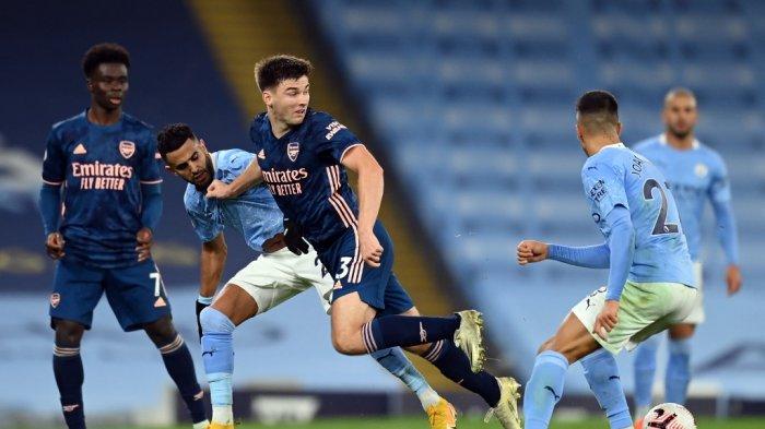 Bek Arsenal asal Skotlandia Kieran Tierney (tengah) mencoba mengontrol bola saat pertandingan sepak bola Liga Primer Inggris antara Manchester City melawan Arsenal di Stadion Etihad di Manchester, barat laut Inggris, pada 17 Oktober 2020.