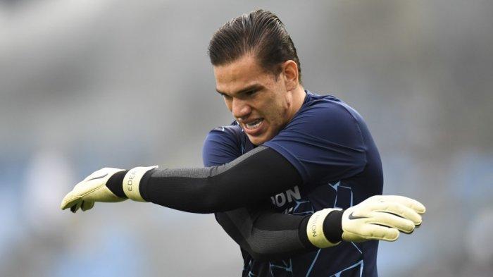 Penjaga gawang Manchester City Brasil Ederson melakukan pemanasan sebelum pertandingan leg kedua babak 16 besar Liga Champions UEFA antara Manchester City dan Real Madrid di Stadion Etihad di Manchester, Inggris Barat Laut pada 7 Agustus 2020.