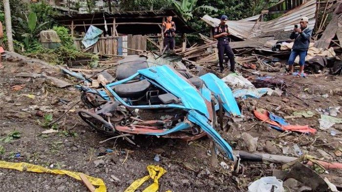 REMUK : Penampakan mobil angkot yang mengalami kecelakaan dengan truk dump pengangkut pasir di Jalan Provinsi Magelang–Purworejo, tepatnya di wilayah Desa Kalijambe, Kecamatan Bener, Kabupaten Purworejo, Jawa Tengah, pada Rabu (7/5/2025) sekitar pukul 11.00 WIB.