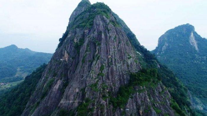 Hotel gantung Padjajaran Anyar yang terletak di tebing Gunung Parang, Purwakarta, Jawa Barat setinggi 500 meter difoto menggunakan drone, Sabtu (18/11/2017). Hotel gantung ini diklaim sebagai hotel gantung tertinggi di dunia mengalahkan ketinggian hotel gantung di Peru.