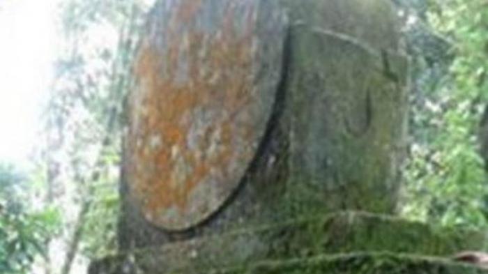 Tugu prasasti yang diyakini merupakan batu nisan makam ratusan korban kecelakaan kereta api di lembah Anai, Sumatera Barat, tahun 1944 dan 1945.