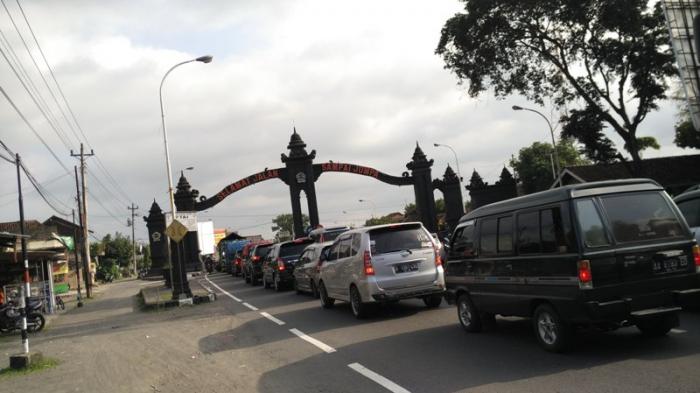 Antrean kendaraan menjelang perbatasan Yogyakarta-Magelang. 