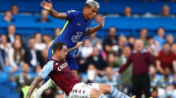 Thiago Silva berebut bola dengan Danny Ings  di Stamford Bridge di London pada 11 September 2021