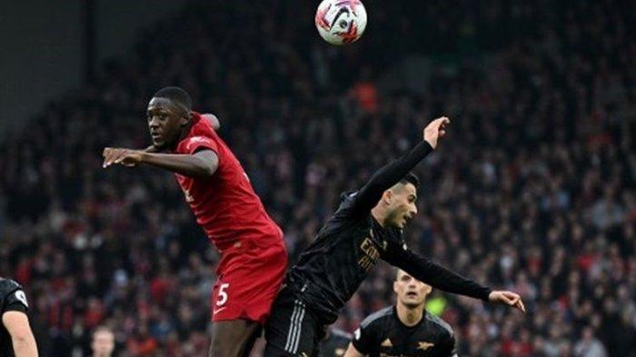 Bek Liverpool, Ibrahima Konate, ketika melakukan duel udara dengan gelandang Arsenal, Gabriel Martinelli, dalam pekan ke-30 Liga Inggris 2022-2023 pada Minggu (9/4/2023).