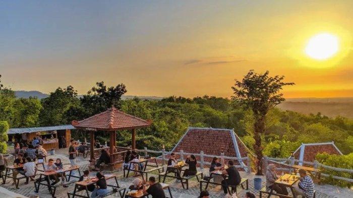 Sunset Del Coffee Jogja pengunjung menikmati pemandangan matahari terbenam