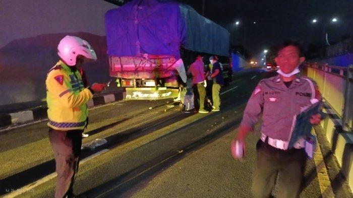 Petugas mendatangi dan mengamankan lokasi kejadian kecelakaan di Jalan Padjajaran,  tepatnya di Jalur Underpass Kentungan, Kalurahan Caturtunggal, Depok, Kabupaten Sleman, Rabu (26/7/2023) dinihari.