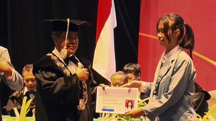 Rektor ISI Yogyakarta, Prof. Dr. Timbul Raharjo, M.Hum., menyerahkan secara simbolis kartu mahasiswa kepada mahasiswa baru ISI Yogyakarta tahun akademik 2023/24 di Gedung Concert Hall ISI Yogyakarta, Selasa (22/8/2023).