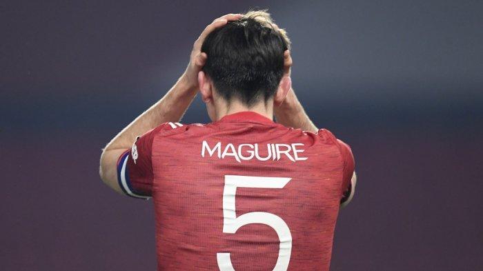 Reaksi bek Manchester United Harry Maguire saat semifinal Piala Liga Inggris antara Manchester United dan Manchester City di Old Trafford di Manchester, Inggris barat laut, pada 6 Januari 2021.