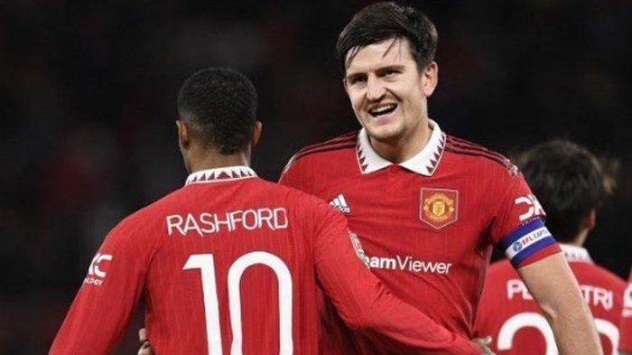 Marcus Rashford (kiri) dan Harry Maguire merayakan gol dalam laga Manchester United vs Charlton Athletic pada perempat final Piala Liga Inggris 2022-2023 yang digelar di Stadion Old Trafford, Selasa (10/1/2023) malam waktu setempat. Man United menang 3-0 dan lolos ke semifinal. Selanjutnya, Man United akan melawan Man City pada laga lanjutan Liga Inggris musim 2022-2023. Laga Man United vs Man City dijadwalkan berlangsung di Stadion Old Trafford, Manchester, Inggris, pada Sabtu (14/1/2023) malam WIB.
