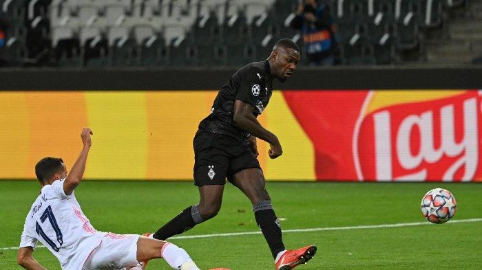 Pemain depan Prancis Moenchengladbach Marcus Thuram (kanan) melewati penyerang Spanyol Real Madrid Lucas Vazquez untuk mencetak gol pembuka selama pertandingan sepak bola grup B Liga Champions UEFA Borussia Moenchengladbach v Real Madrid di Moenchengladbach, Jerman barat pada 27 Oktober 2020.