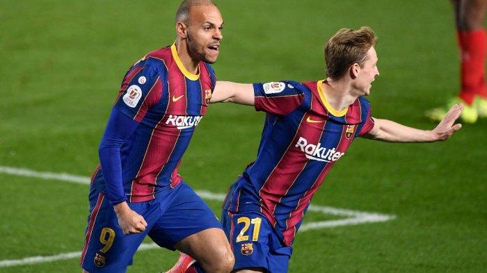 Martin Braithwaite dan Frenkie de JOng di semifinal Copa del Rey (Piala Raja) Spanyol Barcelona vs Sevilla FC di stadion Camp Nou di Barcelona pada 3 Maret 2021.
