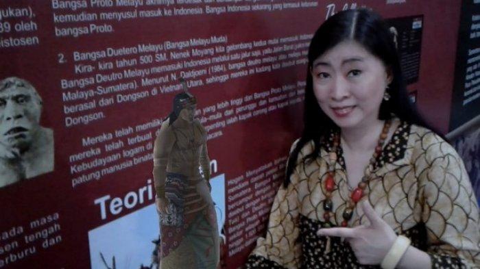 Teknologi AR yang dapat memunculkan wujud benda atau manusia dari papan edukasi yang ada di museum History of Java.