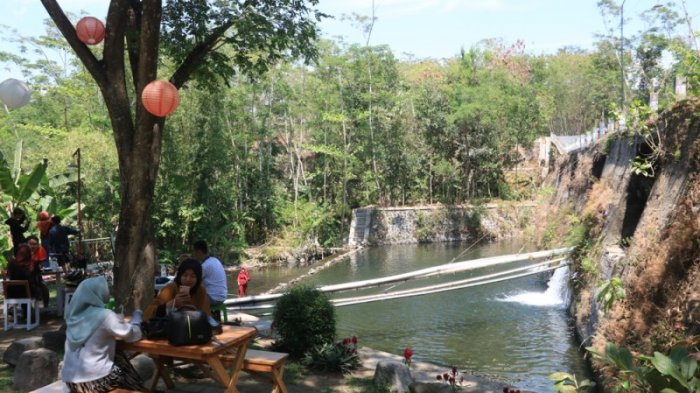 Suasana Joglo Pari Sewu, Resto sekaligus homestay di Bromonilan Purwomartani Kalasan Sleman. Menawarkan suasana tepi sungai, air terjun dan joglo khas. Ditemani kuliner khas tradisional menambah keasikan tamu menikmati makan di pedesaan.