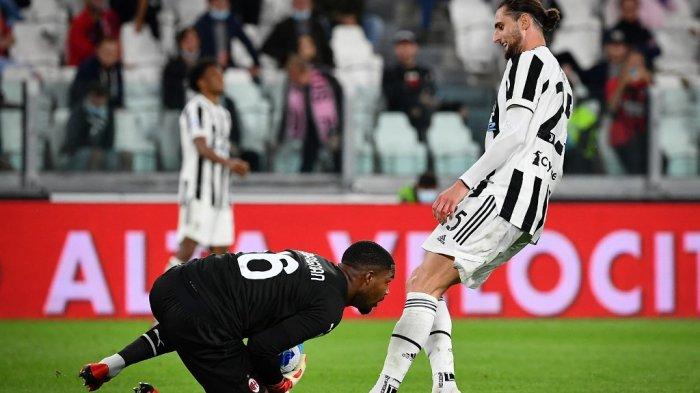 Mike Maignan vs Adrien Rabiot di LIga Italia Serie A antara Juventus vs AC Milan di stadion Juventus di Turin, pada 19 September 2021.