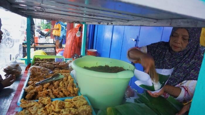 Bu Roso melayani pembeli