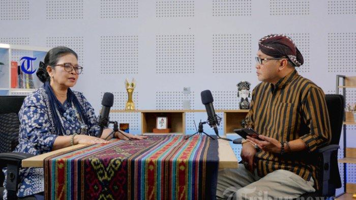 WAWANCARA KHUSUS - Istri Wakil Gubernur DIY Gusti Kanjeng Bendara Raden Ayu (GKBRAy) Adipati Paku Alam X (kiri) melakukan sesi wawancara khusus dengan Direktur Pemberitaan Tribun Network Febby Mahendra Putra (kanan) di Studio Tribun Network, Jalan Palmerah Selatan, Jakarta Pusat, Rabu (5/2/2025). Dalam wawancara tersebut, GKBRAy Adipati Paku Alam X banyak membahas tentang Batik Khas Yogyakarta. TRIBUNNEWS/LENDY RAMADHAN