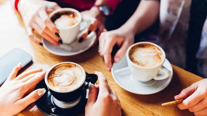 Mengonsumsi minuman mengandung kafein menyebabkan susah tidur di malam hari.