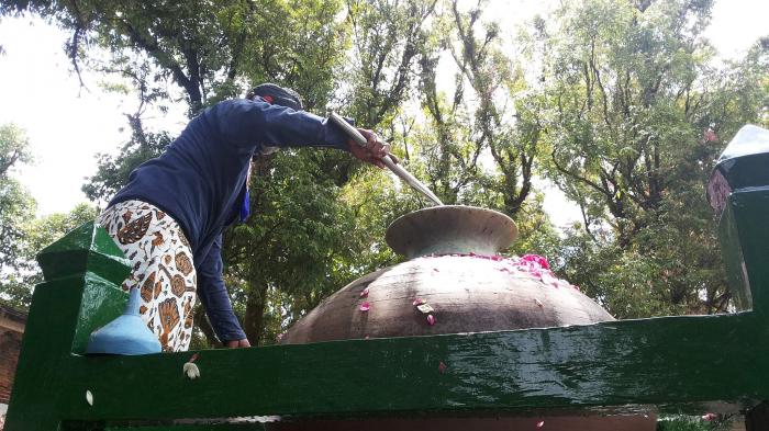 Seorang abdi dalem menguras enceh di makam raja-raja Imogiri, Jumat (7/10/2016).