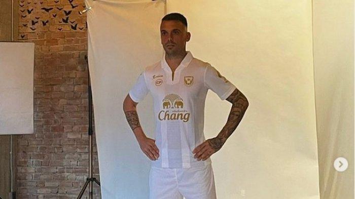 Eks pemain PSS Sleman, Nico Velez, saat resmi menjadi pemain Sukhothai FC.