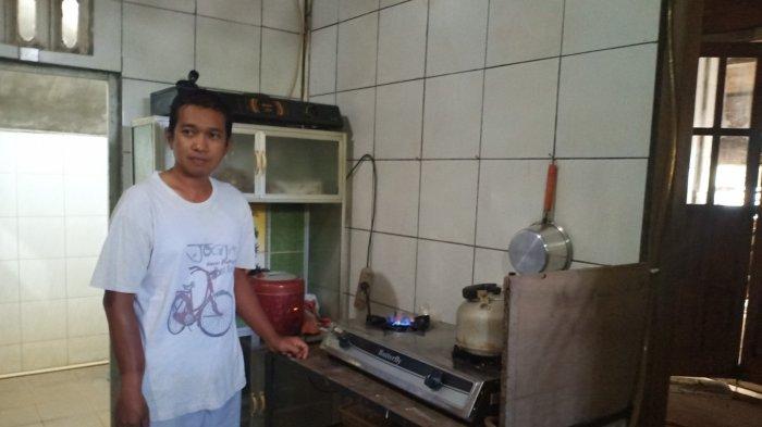 Ariyanto (45), warga Desa Tangkisan, Kecamatan Bayan, Kabupaten Purworejo, Jawa Tengah, menunjukkan nyala api hasil dari kompor biogas kotoran sapi, Senin (9/10/2023).