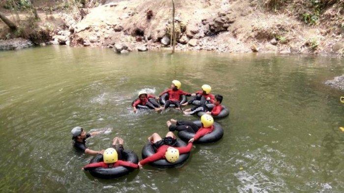 Pengunjung sedang menikmati outbound di objek Wisata Susur Sungai Watu Sewu. 