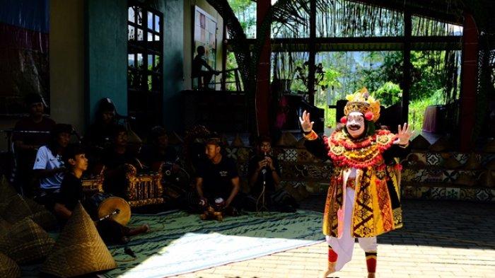Pembukaan pameran seni Special Perception dari delapan seniman dari Bali, di Galeri Seni Limanjawi Arthouse, Borobudur, Magelang, Jawa Tengah, Minggu (19/1/2020).