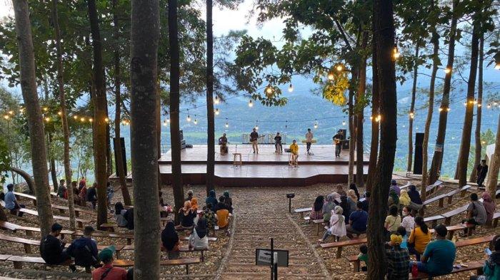 Panggung terbuka dan Kedai Kopi Becici